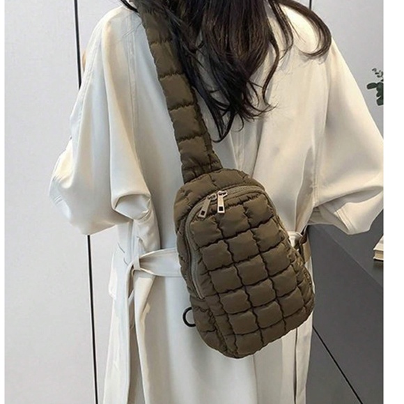 Luxe Quilted Adjustable Strap Zipper High Capacity Crossbody Bag - Picture 7 of 9